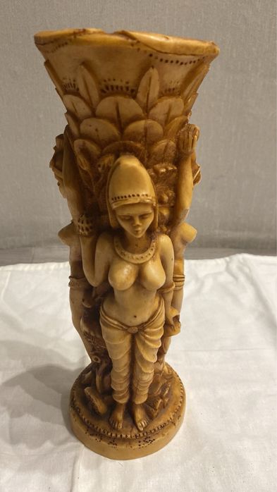 Подсвечник женщины