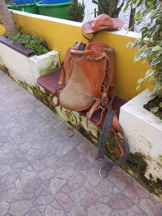 cela de cavalo c/ chapéu de cowboy nova