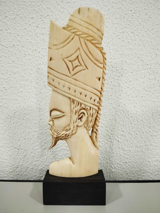 Escultura Africana "materia nobre" - Entalhado Base  Madeira Escura