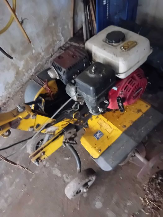 Moto cultivador em bom estado para desocupar.