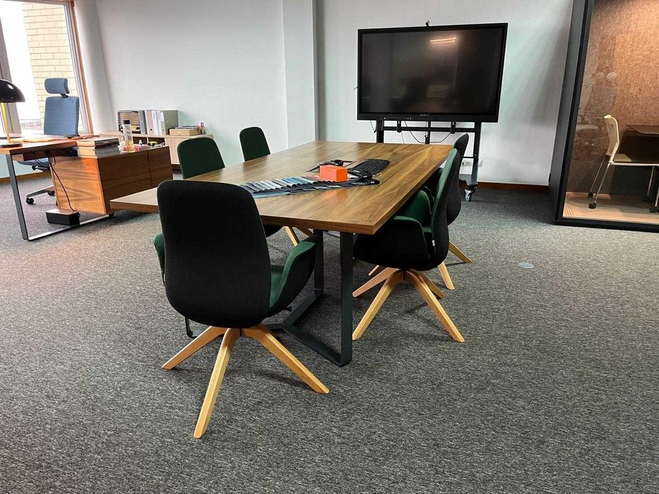 mesa de reuniões sem cadeiras