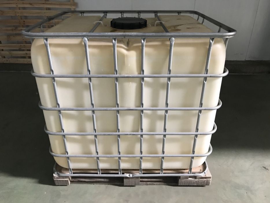 Depositos 1000 litros com gradeamento á volta utilizáveis para vários fins