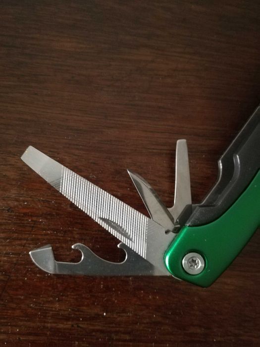 Alicate Multifunções + Lanterna