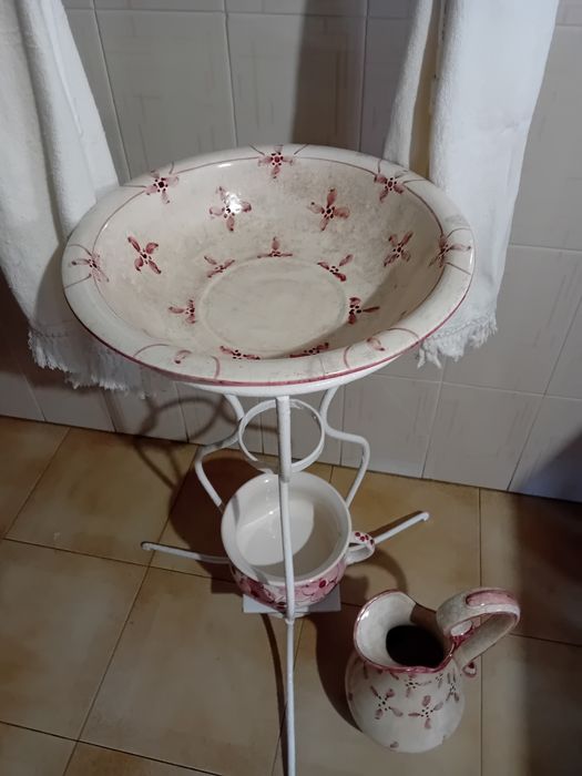 Lavatório em ferro antigo