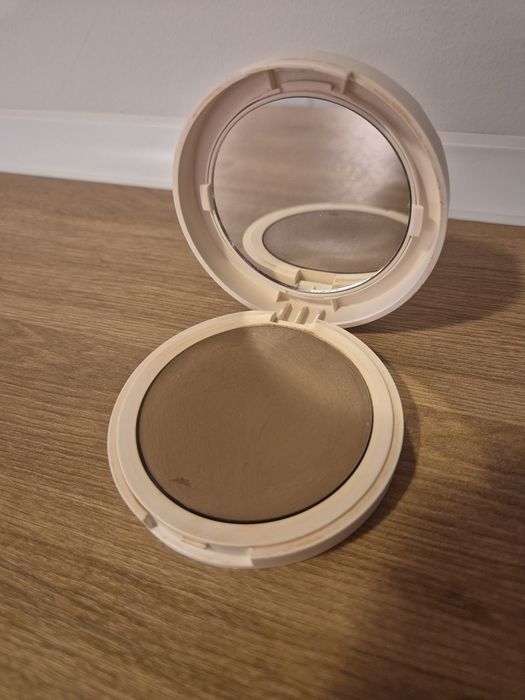 Benefit Hoola Wave Cream Bronzer Balm - brązer do twarzy w kremie Medium Deep