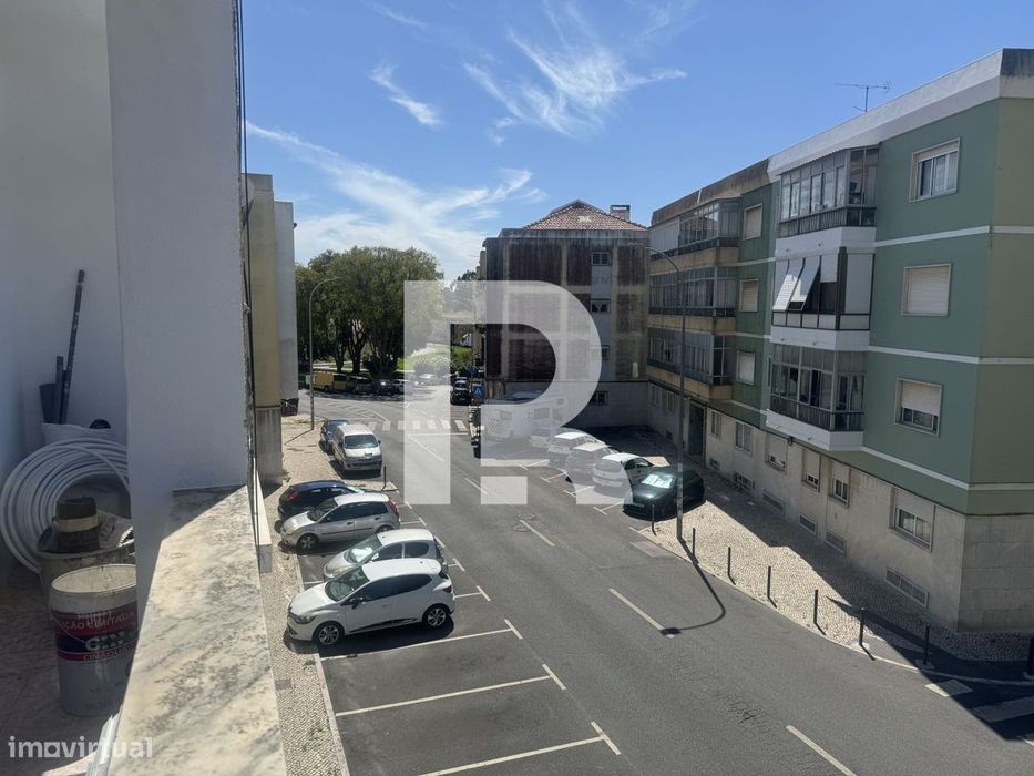 Apartamento T2 com varanda totalmente remodelado na Venteira