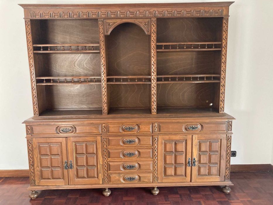 Móvel de Sala / Louceiro em Madeira Maciça com Muita Arrumação