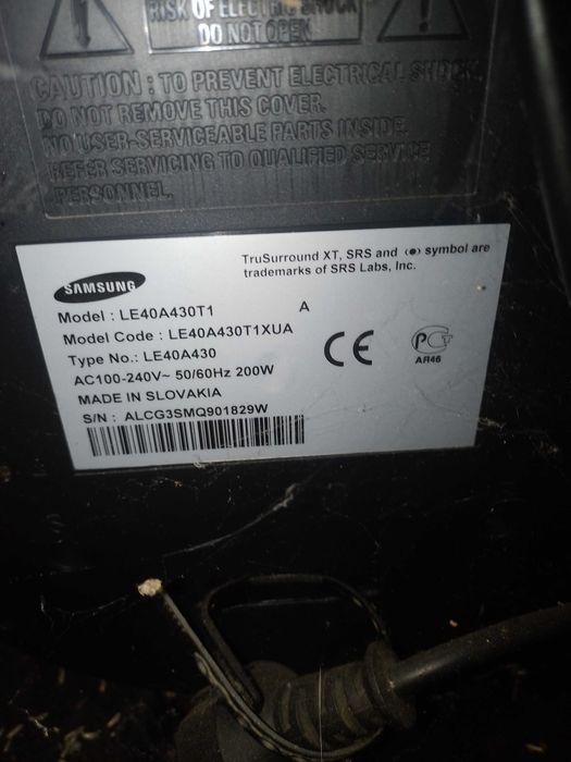 Телевізор Samsung з полосою на екрані і жовтуватим зображенням