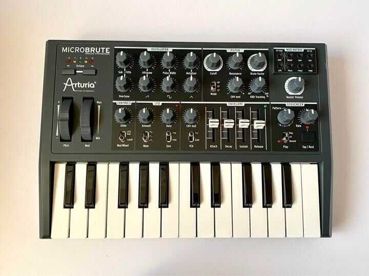 Arturia Microbrute impecável com poucos meses de uso