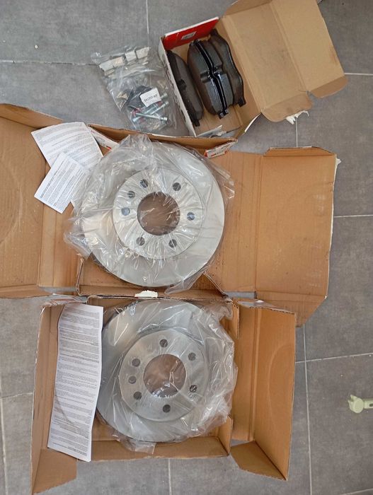 Kit Travagem Dianteiro Novo: 2 Discos + Pastilhas Ferodo (Sprinter / Crafter)