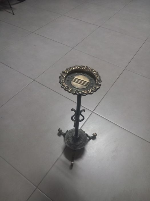 Cinzeiro  de pé  (metal)