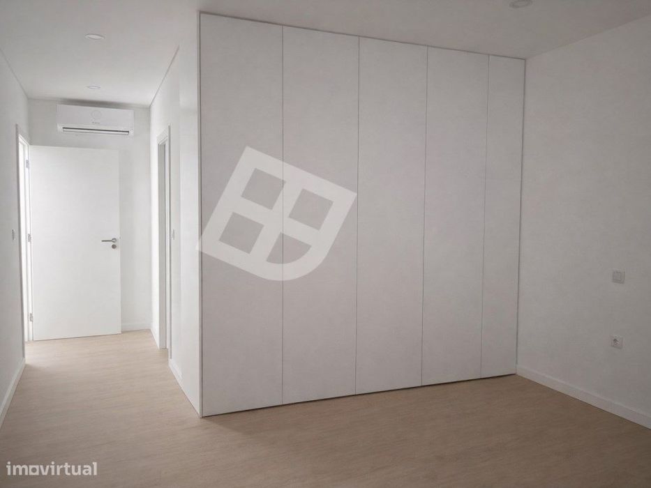 Apartamento T2 com terraço - Centro de Esgueira