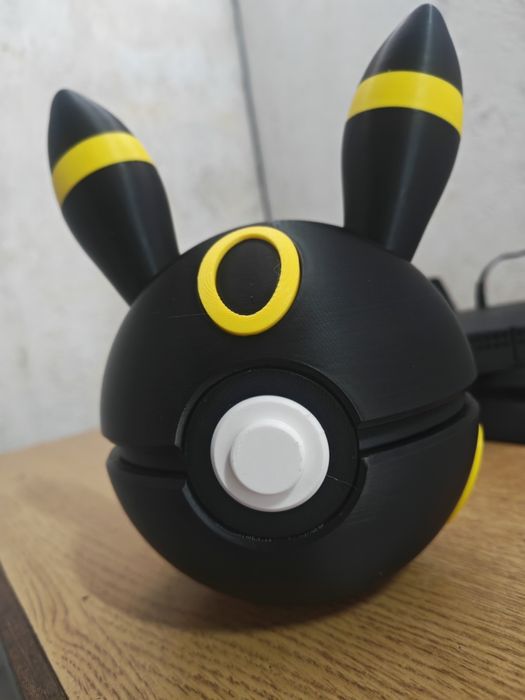 Pokébola grande. Humbreon