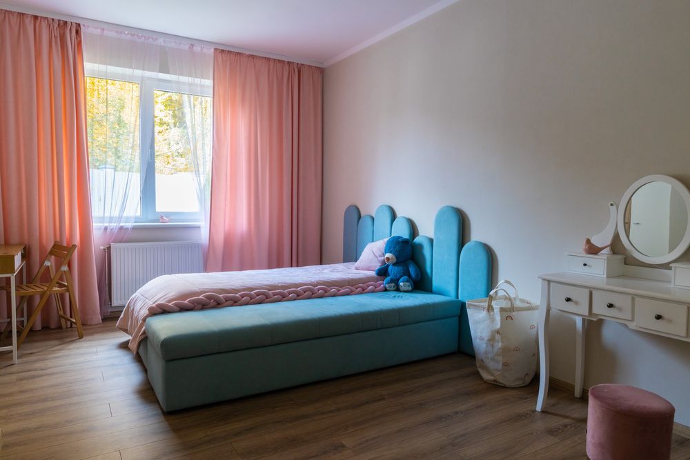 Меблі для дитячої ліжко, стіл, шафа, штори, матрац