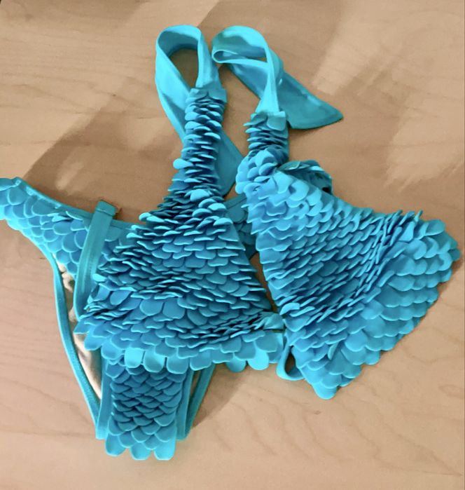 Bikini azul em escamas da Rosa Clará