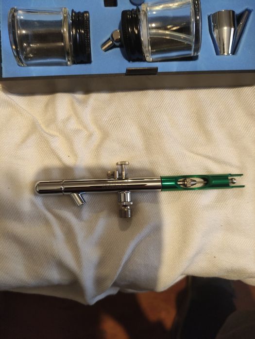 Аэрограф с нижней подачей краски.