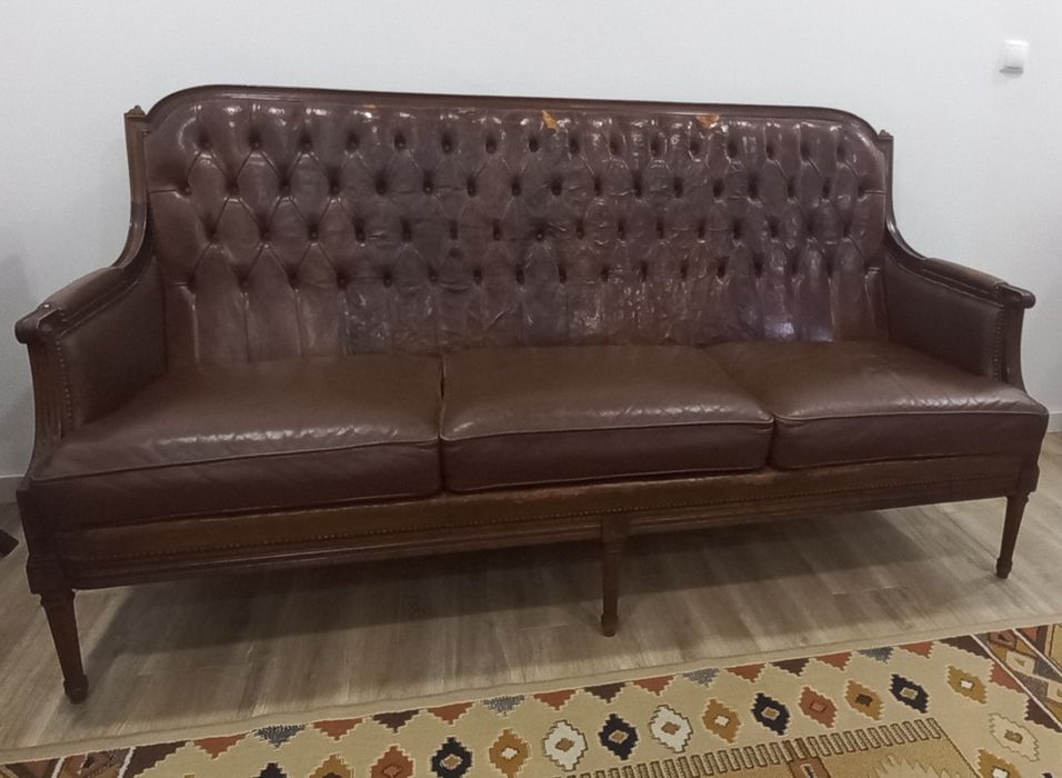 Mesa de apoio e sofá em pele verdadeira