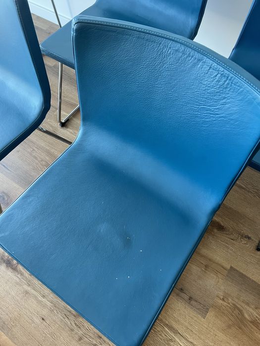 Conjunto cadeiras em pele