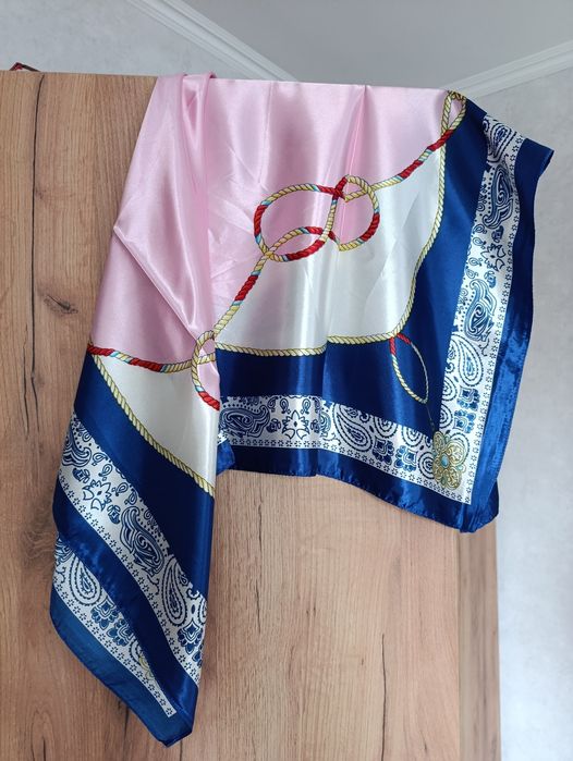 Нова шовкова хустина.