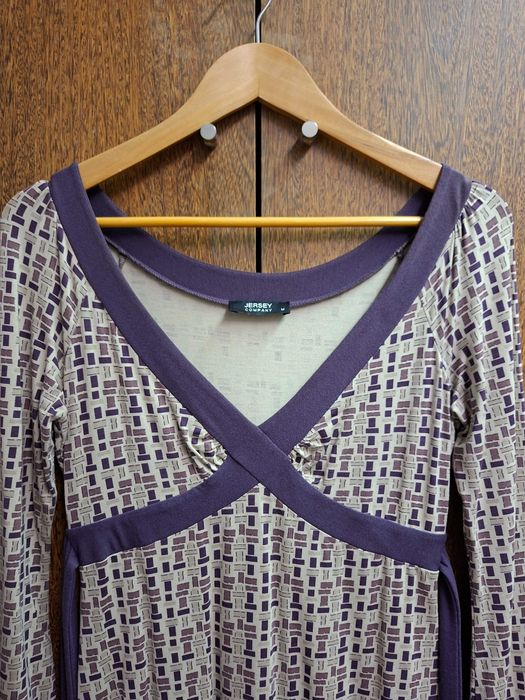 Vestido midi com decote em V e padrão geométrico