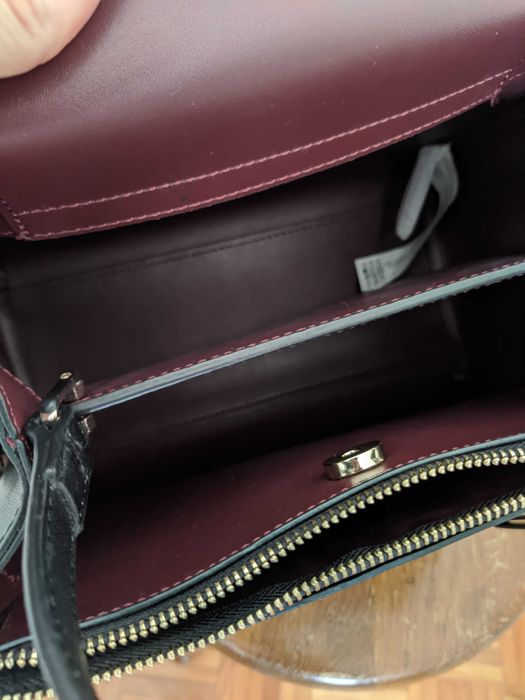 Carteira Zara Preta, mão e ombro