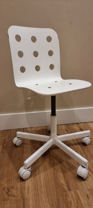 Cadeira IKEA com rodas para criança