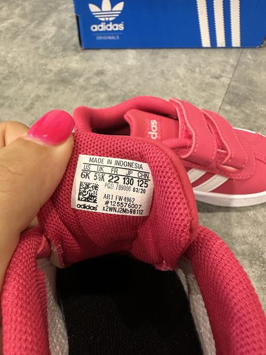 Дитячі кросівки для дівчинки adidas, розмір 22