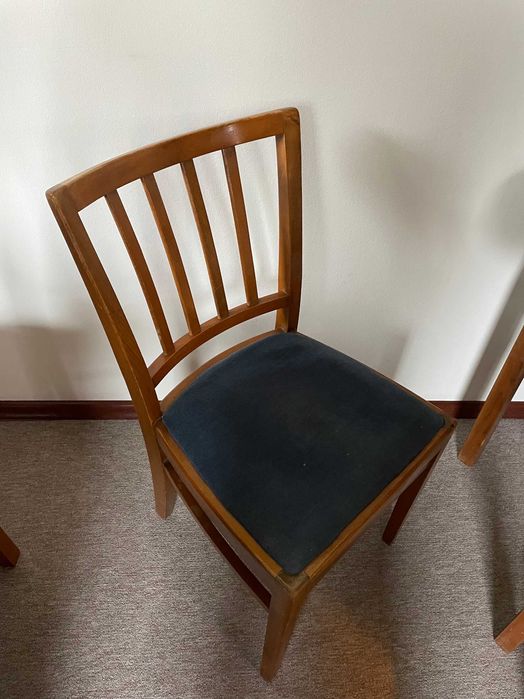 Zestaw PRL – 4 krzesła + obrotowy stolik z Gościńskiej Fabryki Mebli