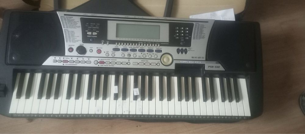 Синтезатор Yamaha PSR-550 + чохол у комплекті