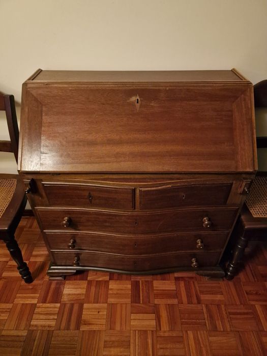 Escrivaninha/secretária antiga de madeira com muita arrumação