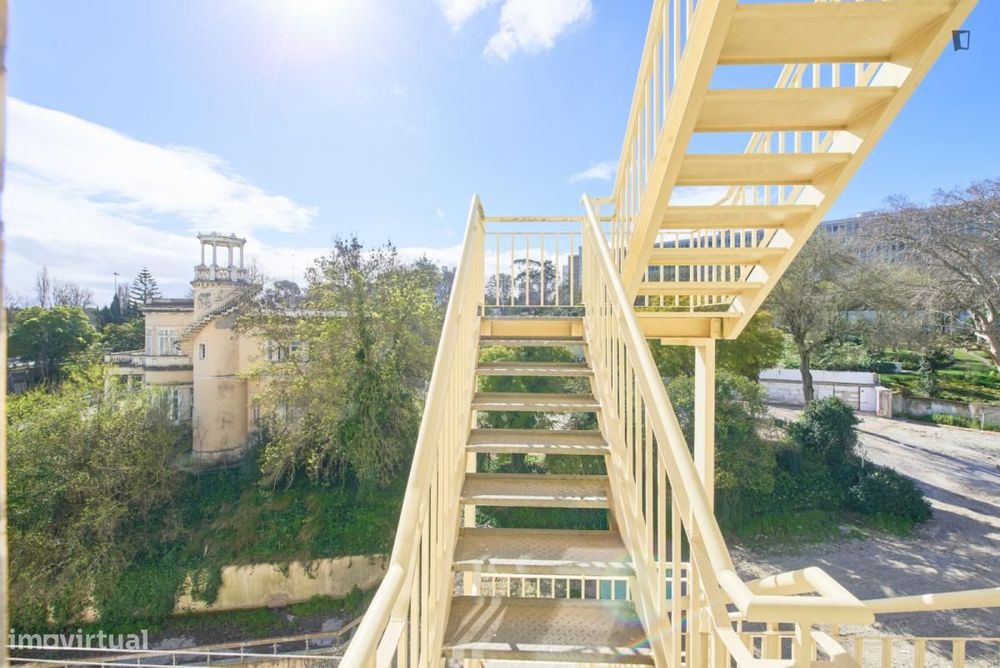 Quarto - localizado em São Sebastião Lisbon