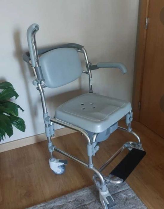 Cadeira de banho e sanitária para pessoa ate 150kg