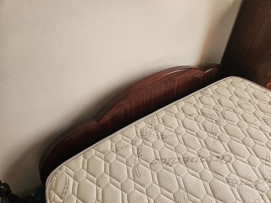 Cama de casal em madeira