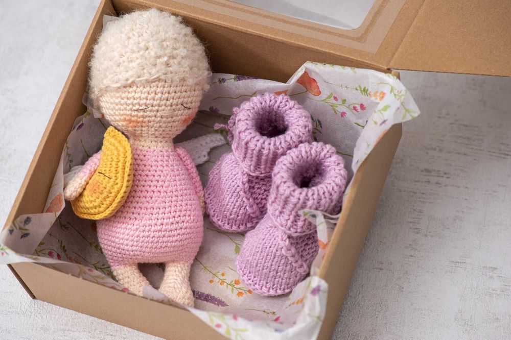 Zestaw prezentowy dla noworodka ręcznie zrobiony (buciki+ maskotka)