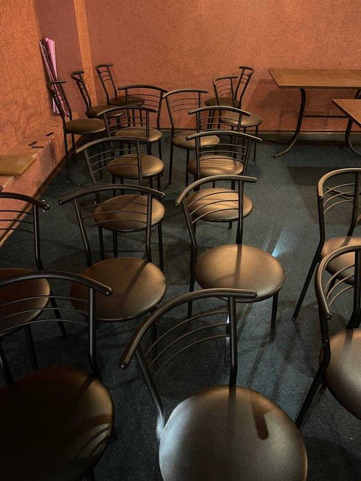 крісла техніка робочі столи стелажі шафи тумба