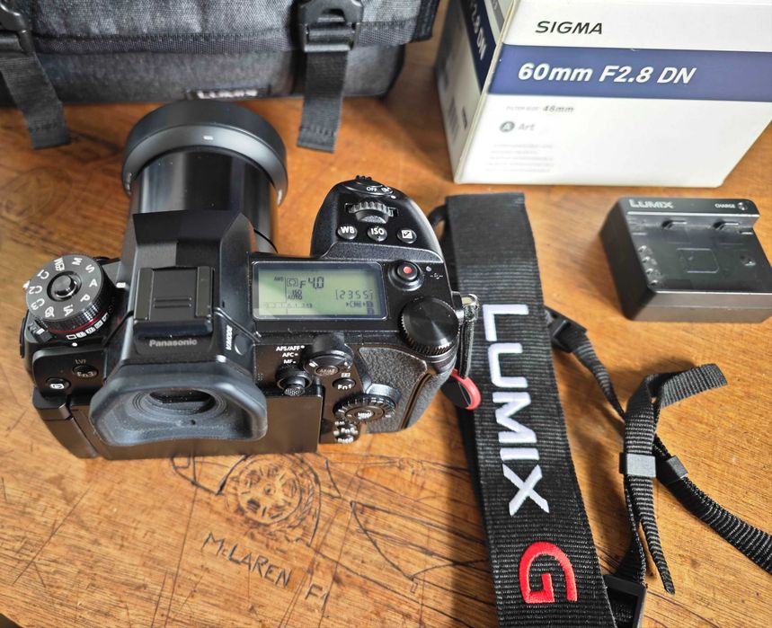 Panasonic Lumix DC-G9 + Sigma 60mm F2.8 Art + Bolsa