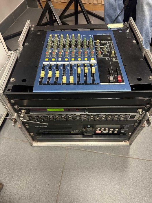 Mesa de mistura + receptor do microfone + compressor + player