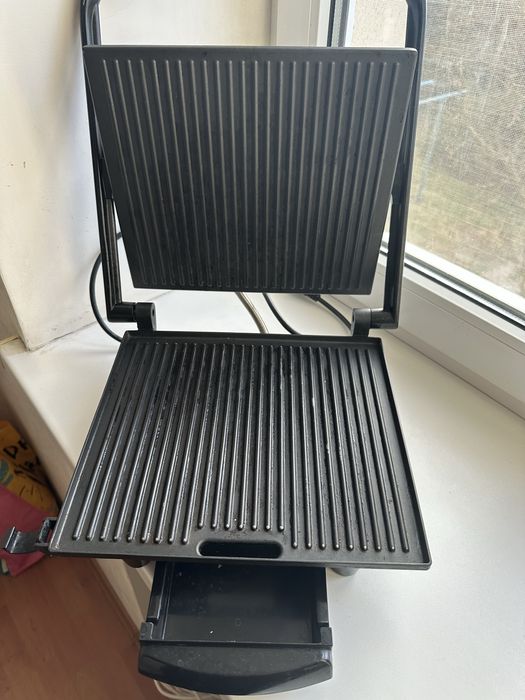 Продам грильницу Tefal gc241d
