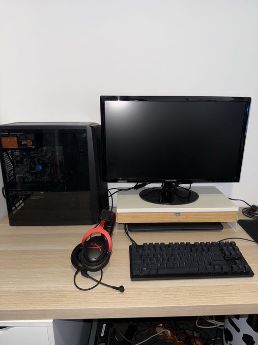 Computador com periféricos e monitor