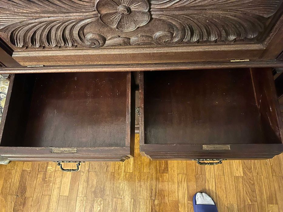 Elegante Móvel Bar em Madeira Maciça – Estilo Clássico com Talha