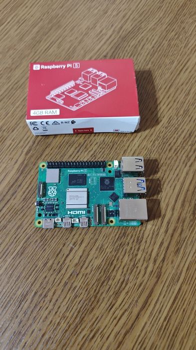 мікрокомп'ютер Raspberry Pi 5 з 4 ГБ оперативної пам'яті.