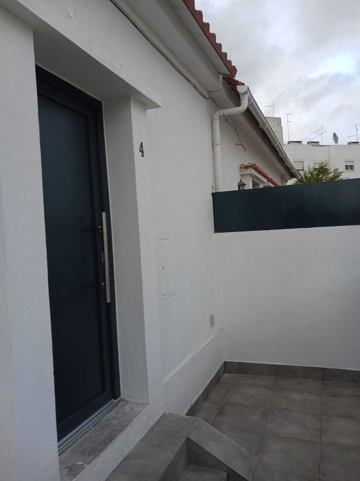 Moradia T3  com renovação integral a estrear, em Campolide, Lisboa