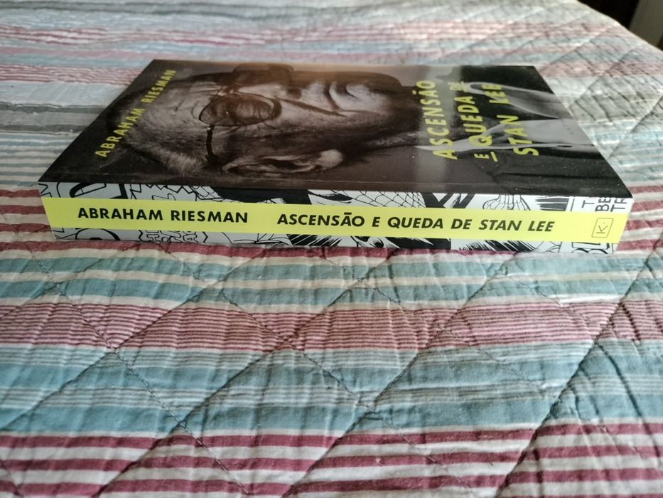 Vendo livro a ascenção e queda de stan lee