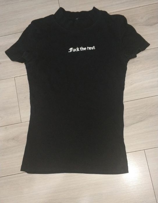 Czarny prążkowany t-shirt Sinsay