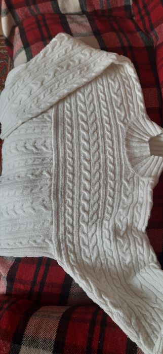 Свитер женский белый.