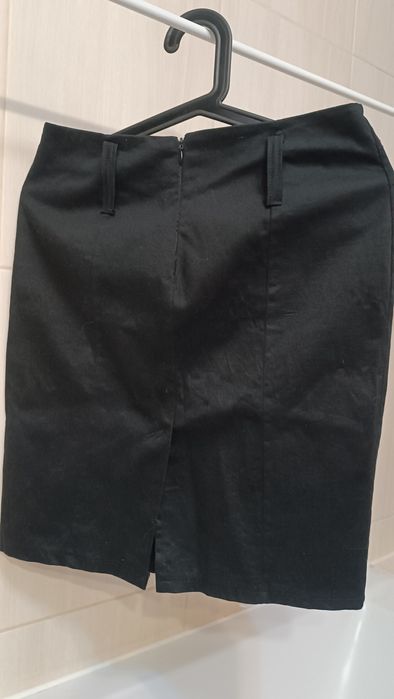 Spódnica czarna, klasyczna, moda włoska