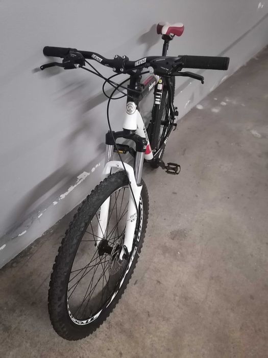 bicicleta btt mtb bike  wistle travões disco excelente estado