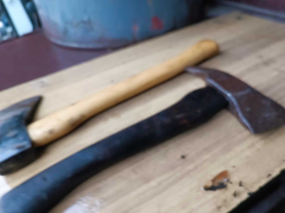 Топор Сокира з дерев'яною ручкою