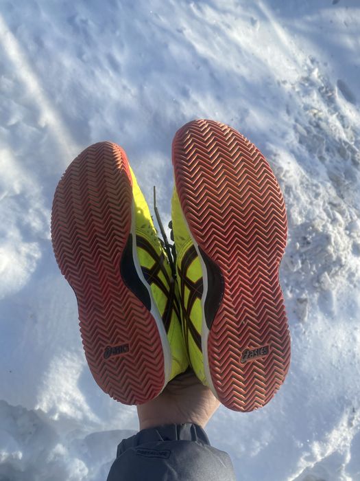 Продам волейбольні кросівки асіки