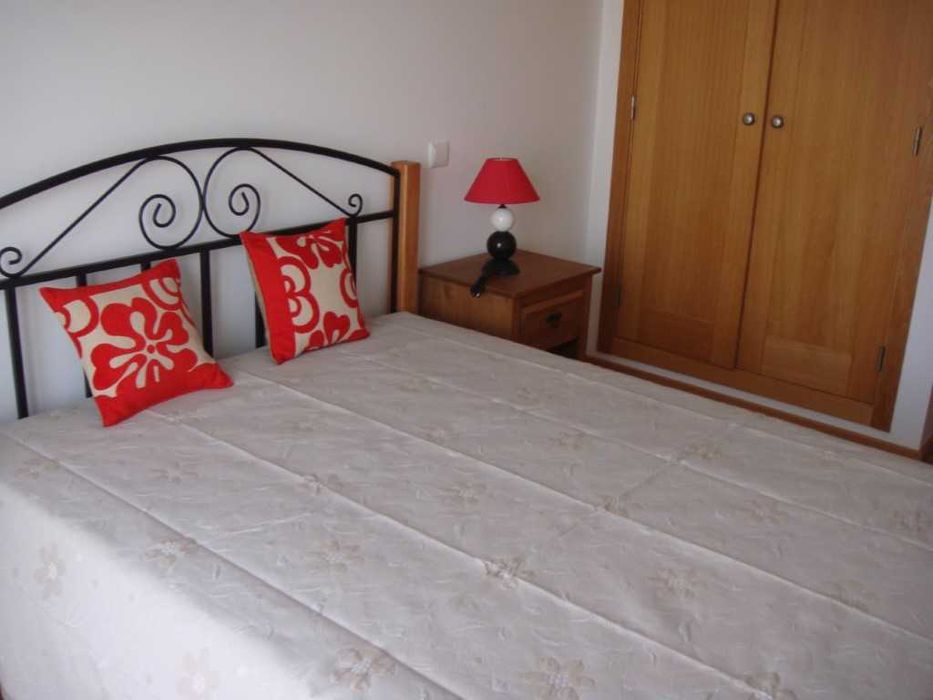 T1 -4/5 pessoas Altura churrasqueira, terraço, 120 Mts da praia. DESDE